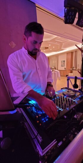 DJ Blacksmith legt auf unserer Hochzeit auf.