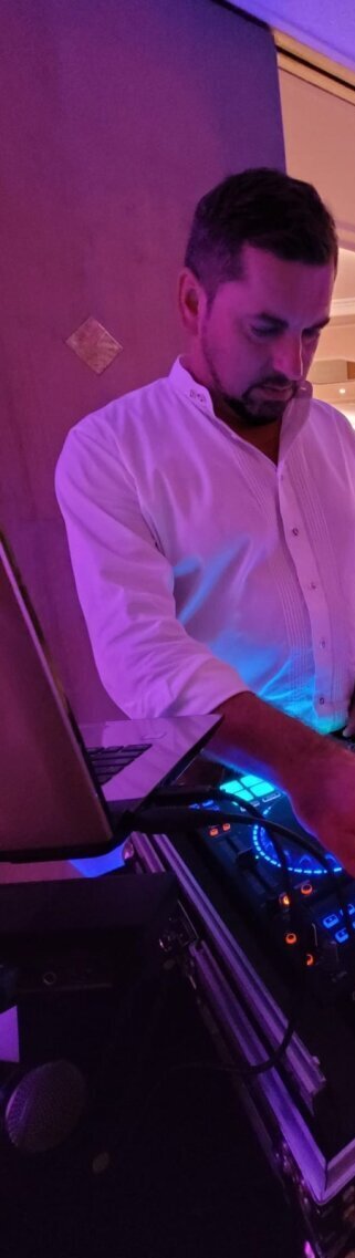 DJ Blacksmith legt auf unserer Hochzeit auf.