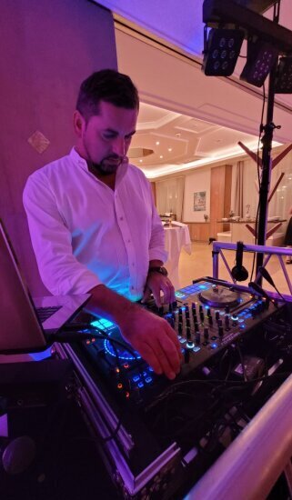 DJ Blacksmith legt auf unserer Hochzeit auf.