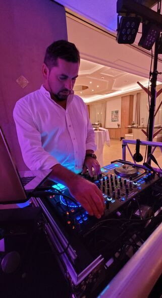 DJ Blacksmith legt auf unserer Hochzeit auf.