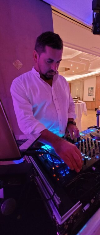 DJ Blacksmith legt auf unserer Hochzeit auf.